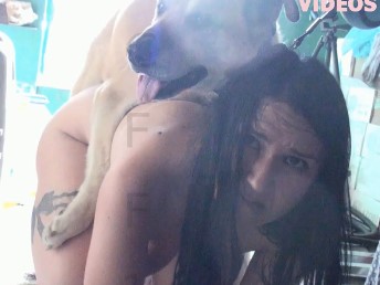 Mãe pega filha de 4 com cachorro com pau grudado na bunda