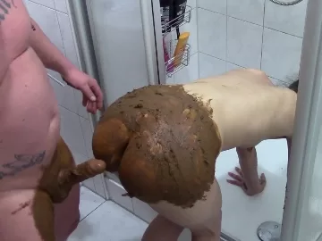 Marido comendo o cu da esposa com a bunda melada de merda