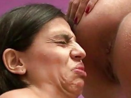 Garota cheirando os peidos de uma morena gostosa e bunduda