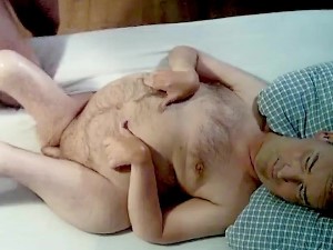Garota de programa fazendo sexo com homem aleijado atrofiado