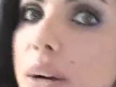 Morena de olhos verdes muito bonita cagando no prato