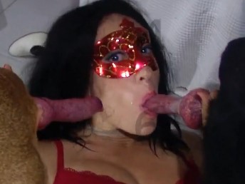 Mulher fazendo sexo oral em dois cachorros ao mesmo tempo