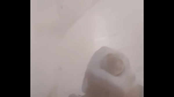 Mulher gostosa e sensual alivia o tesão sozinha no banho quente