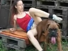 Ninfeta transando com cachorro pela primeira vez