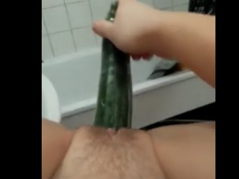 Vídeo da minha irmã novinha enfiando pepino na buceta